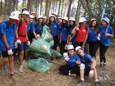 בני נוער מתנדבים ביער הזורע ביום הניקיון הבינלאומי 2014.  צילום: טלי בליליוס