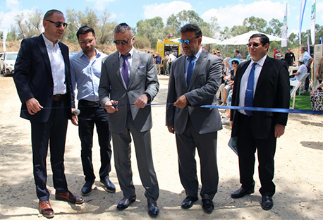 משתתפי טקס חנוכת החורשה גוזרים את הסרט בטקס.  צילום: לב קפלון, ארכיון הצילומים של קקל