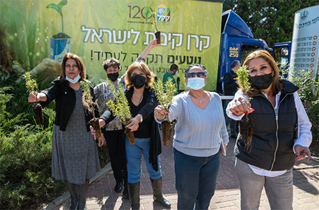 חלוקת שתילים במשאית הירוקה של קק"ל לכבוד ט"ו בשבט 2021. צילום: עמוס לוזון, ארכיון הצילומים של קק"ל