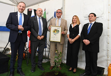 משתתפי הטקס לציון 30 שנה ליחסים בין סיה לישראל ביער צרעה-הנשיא. צילום: יוסי זליגר, ארכיון הצילומים של קק"ל