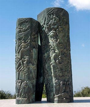 אנדרטת מגילת האש ביער הקדושים.  צילום: חורחה נובומונסקי, ארכיון הצילומים של קק"ל