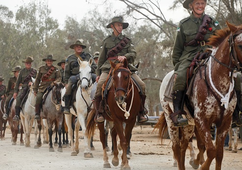 פרשים מאוסטרליה משחזרים את האיגוף הגדול במערב הנגב, 2012