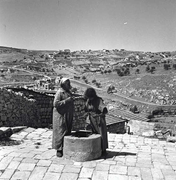 מצוקת המים: נשים ליד בור המים, 1946 (צילום: יעקב רוזנר)