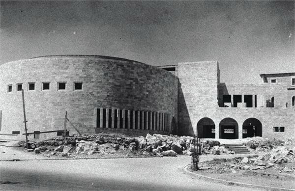 העיר החדשה נבנית: בית הכנסת "ישורון" בשכונת רחביה, מאי 1936 (צילום: אברהם מלבסקי)