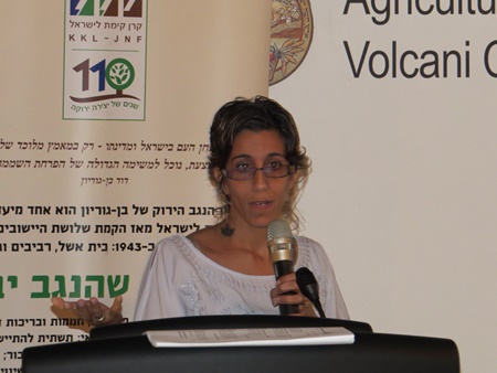 נעמה ברג מציגה את ממצאי הניטור ביום העיון.  צילום: יואב דביר