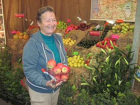 נילי שמי מציגה את תפוחי ה-Fun החדשים.  צילום: יואב דביר