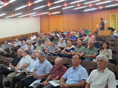 יור קקל אפי שטנצלר (שני מימין) ונציגי ההנהלה ביום העיון.  צילום: יואב דביר