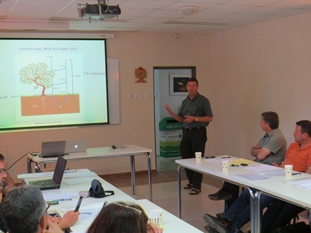 פרופ' דן יקיר מציג את מחקרו בכנס. צילום: יואב דביר