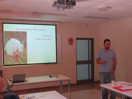 חגי שמש בהרצאתו על האירוסים. צילום: יואב דביר