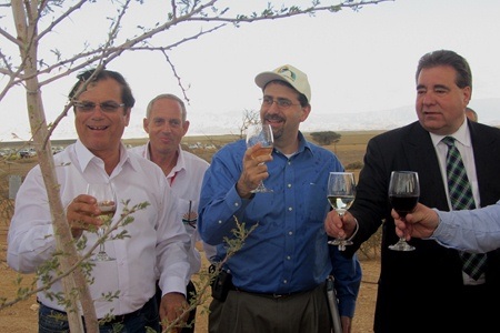 לחיים!  מימין לשמאל: ראסל רובניסון, דניאל שפירו, אלון גדילא ואפי שטנצלר.  צילום: תניה זיסקינד