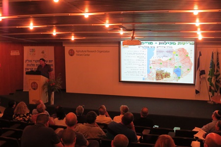 הרצאתו של ד'' דוד ברנד בכנס.  צילום: יואב דביר