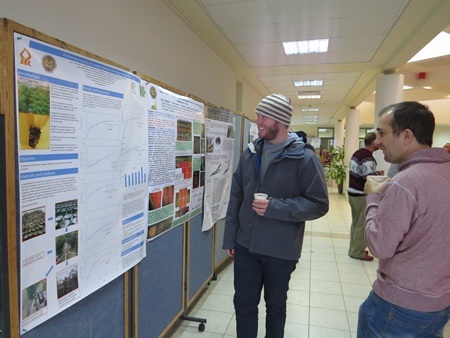 משתתפי הכנס מתרשמים מהמחקרים שהוצגו בו.  צילום: יואב דביר