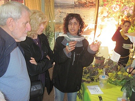 דר רקפת שרון מסבירה את נושא המלחמה בווירוס הגפן.  צילום: יואב דביר