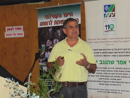 דר מני בן חור בנושא דברים ביום העיון.  צילום: יואב דביר