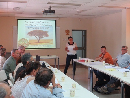 סימה קגן מציגה ממצאי מחקר בפני משתתפי הכנס. צילום: יואב דביר