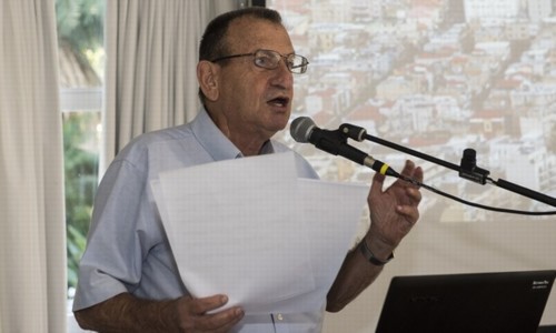 ראש עיריית תל אביב רון חולדאי נושא דברים בכנס.  צילום: דניס צין