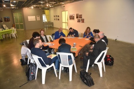 דיון שולחן עגול בין משתתפי הסדנה.  צילום: דניס צין