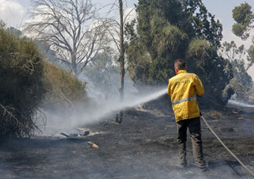 לוחם אש של קקל בכיבוי שריפה בדרום. צילום: יהודה פרץ, ארכיון הצילומים של קקל