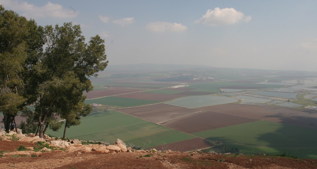 Les réservoirs d’eau dans la vallée depuis un point d’observation du Gilboa. Photographie : Ilan Lorenzi
