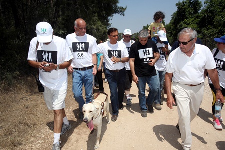 KKL-JNF World Chairman Efi Stenzler and Yesh Atid Party Chairman Yair Lapid walk in the Blind Day march in JUne 2014. Photo: Yossi Zamir, KKL-JNF Photo Archive