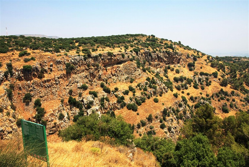 מצוק נחל קדש בקיץ. צילום: יעקב שקולינק