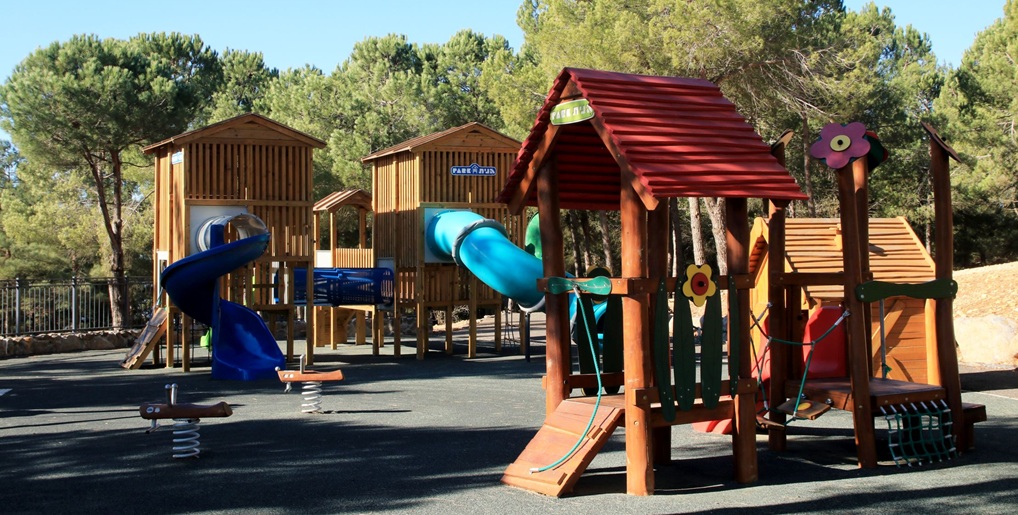 מתקני שעשועים בפארק מג'דל שמס. צילום: יעקב שקולניק, ארכיון הצילומים של קק''ל