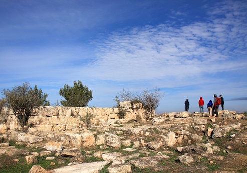 חורבת מצד ביער נווה אילן. צילום: יעקב שקולניק, ארכיון הצילומים של קקל
