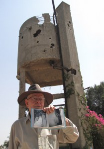 דניס רודניק ליד מגדל המים בקיבוץ נגבה