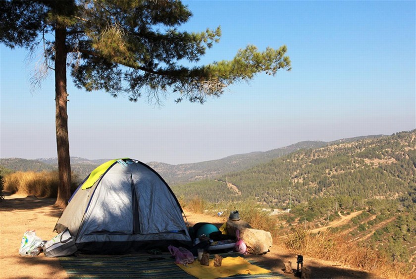 אוהל נטוי ליד עין עזי. צילום: יעקב שקולניק