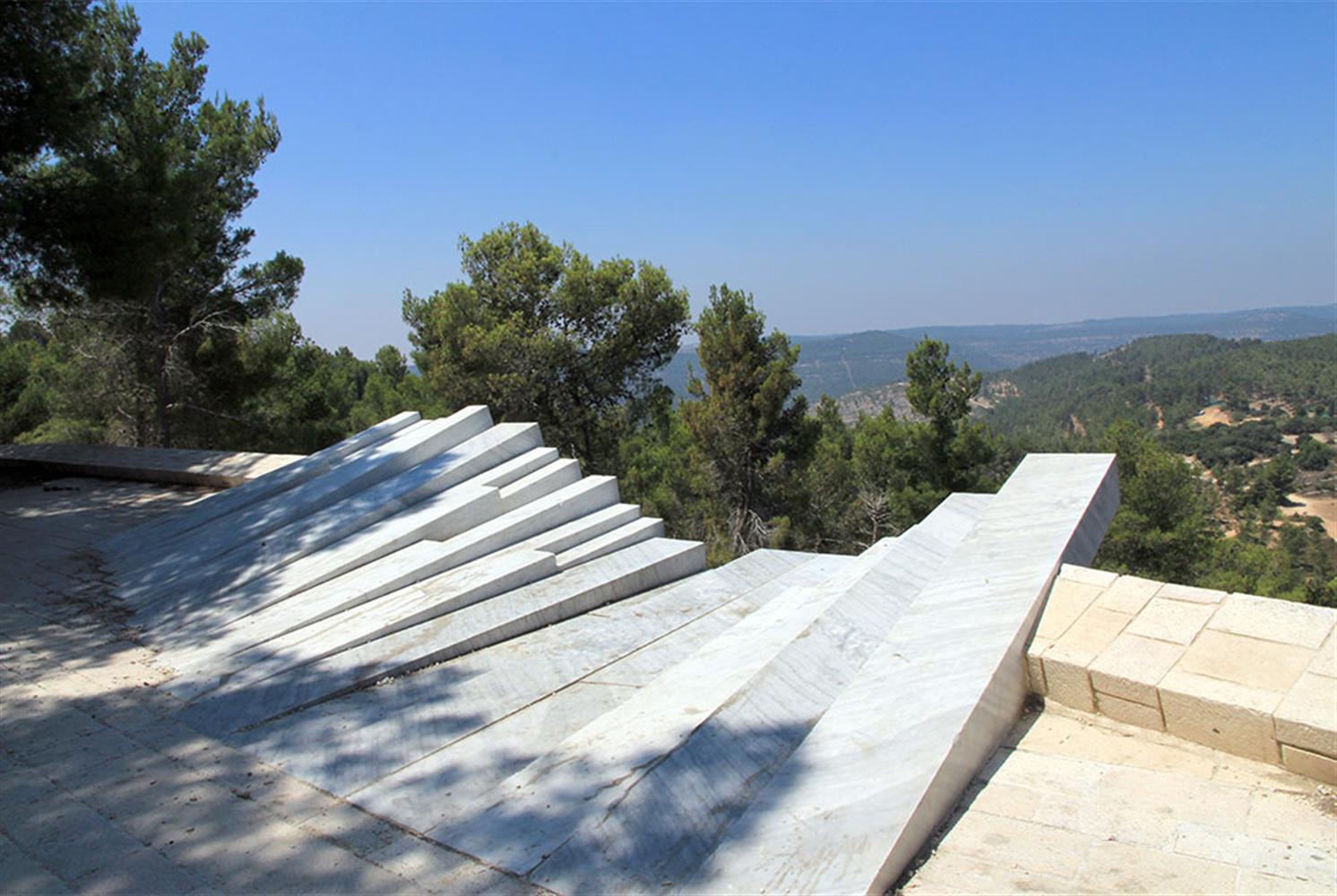 אנדרטת קלידי הפסנתר לזכרו של ארתור רובינשטיין. צילום: יעקב שקולניק