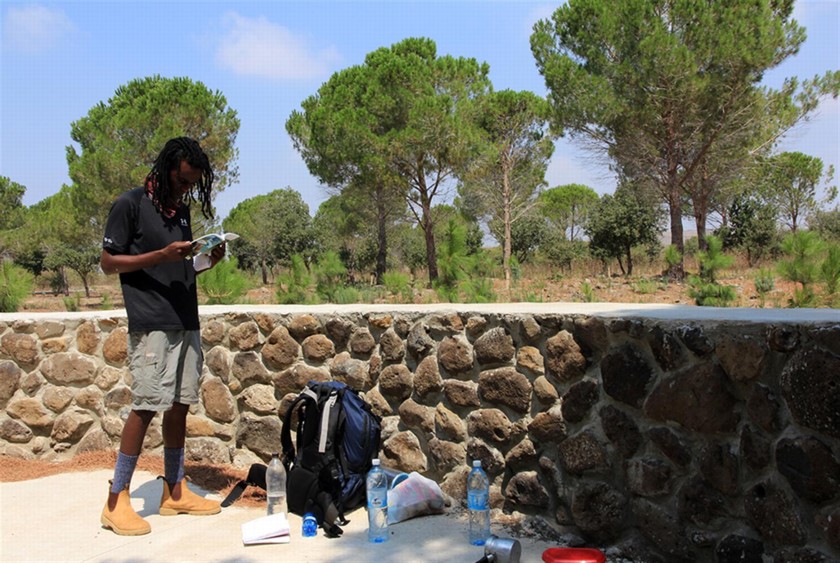 מטייל נח בחניון לילה דליות. צילום: יעקב שקולניק