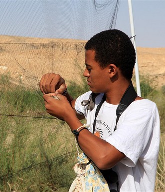 אביחי אלמו משחרר ציפור. צילום: יעקב שקולניק