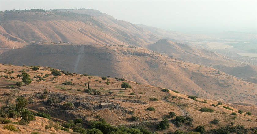מדרונות הגולן כפי שנראים מהשביל בקיץ. צילום: יעקב שקולניק