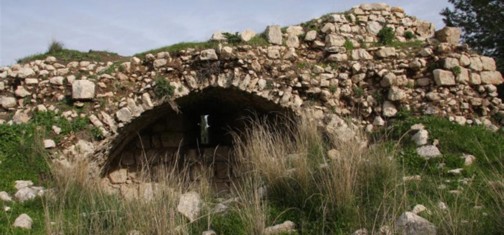 שרידי המגדל הצלבני בקולה. צילום: יעקב שקולניק