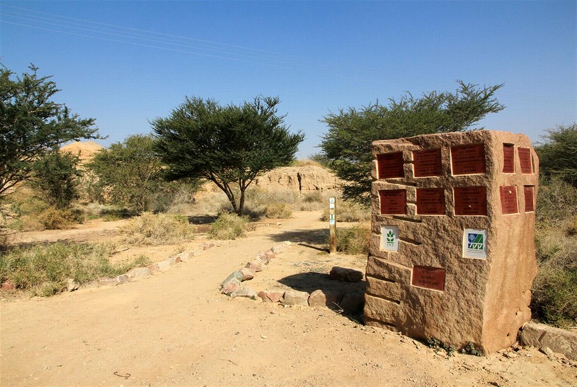 עמודי הוקרה לתורמים. צילום: יעקב שקולניק