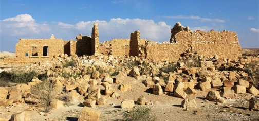 עוג"ה אל חפיר. מראה כללי של חורבות העיר התורכית. צילום: יעקב שקולניק