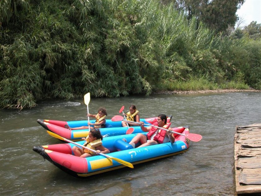שיט קיאקים בפארק הירדן. צילום: יעקב שקולניק