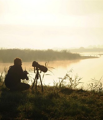 צלם מצלם על שפת אגמון החולה קק"ל. צילום: תומאס קרומנקר