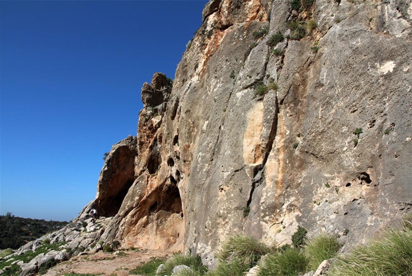 מצוק הסלע של מערות יונים. צילום: יעקב שקולניק