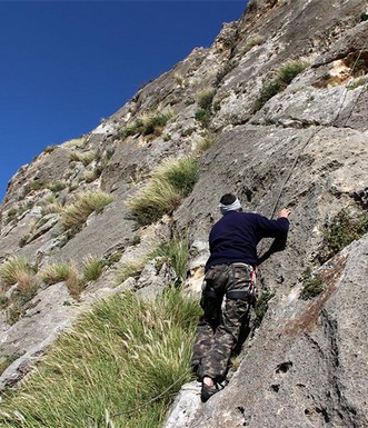 מטפס במצוק מערות יונים. צילום: יעקב שקולניק
