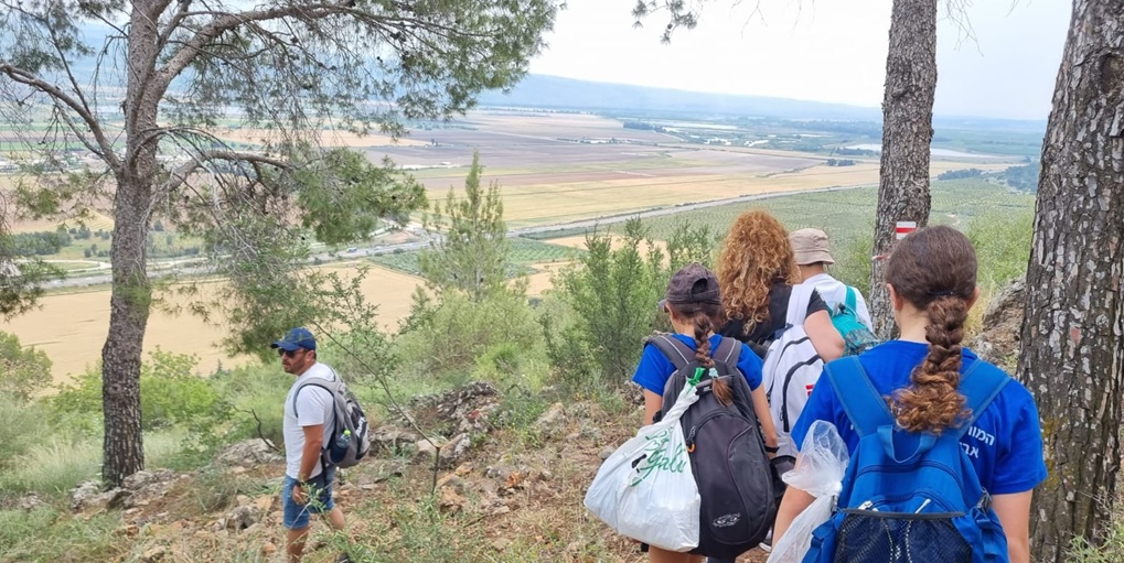 מטיילים בשביל הפלמח. צילום: כליל אדר