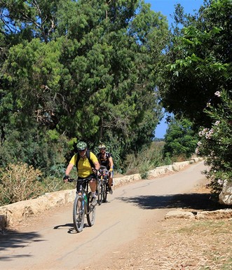 רוכבי אופניים בשביל נחל. צילום: יעקב שקולניק