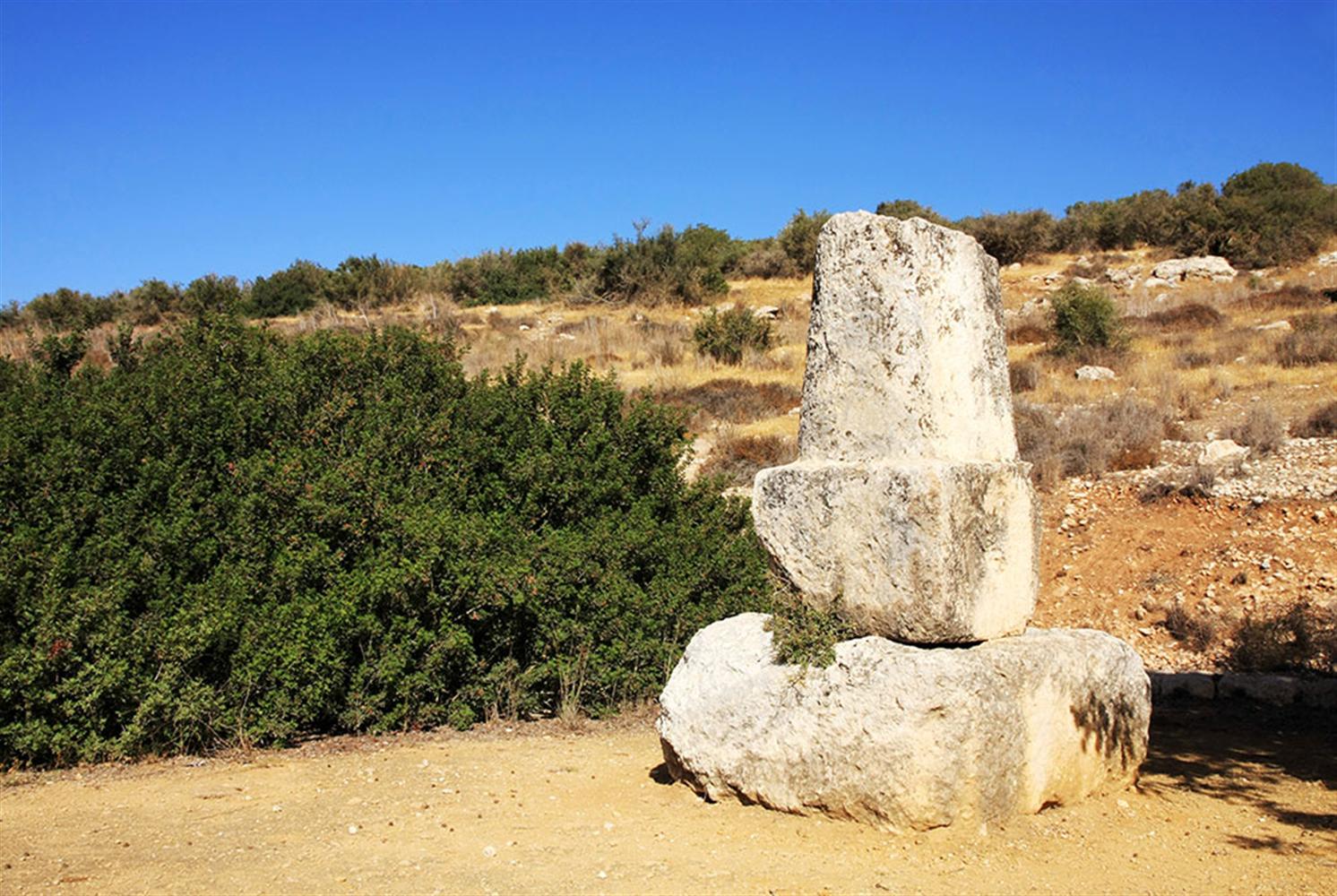 כביש 38, ליד גבעת ישעיהו. אבן המיל תועבר לגן הארכיאולוגי. צילום: יעקב שקולניק