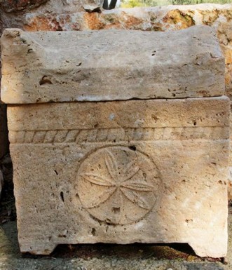 גלוסקמה, ארון לאיסוף עצמות מתים לאחר איכול הבשר. צילום: יעקב שקולניק