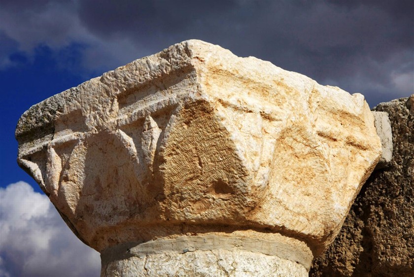 כותרת עמוד בבית הכנסת שבחורבת ענים. צילום: יעקב שקולניק