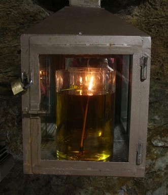 נר השמן דולק תמיד. צילום: יעקב שקולניק