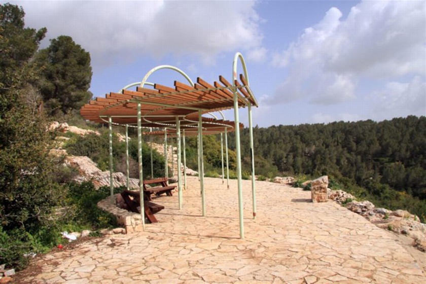 מצפור ביער בית קשת, נגיש למוגבלים בתנועה. צילום: יעקב שקולניק
