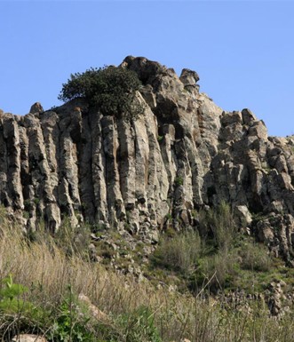 פקק הבזלת בברך נחל סמך. צילום: יעקב שקולניק