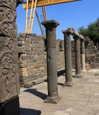 האולם המרכזי בבית הכנסת קשתות רחבעם. צילום: יעקב שקולניק