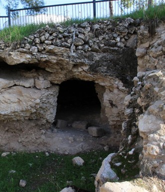 מערת מגורים בחורבת מגדלית. צילום: יעקב שקולניק